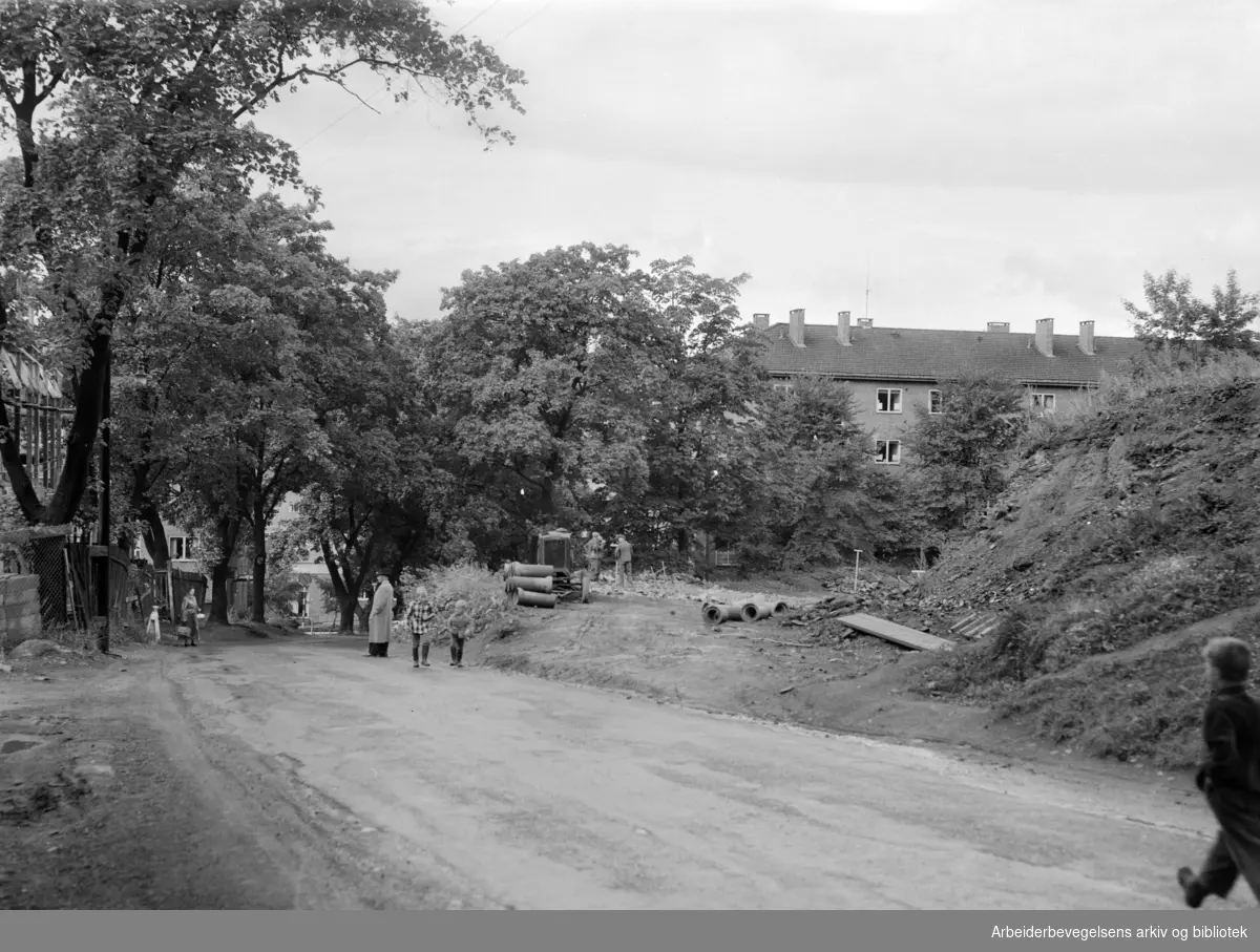 Frydenbergveien. Farlig trafikkåre (før omleggingen). August 1953