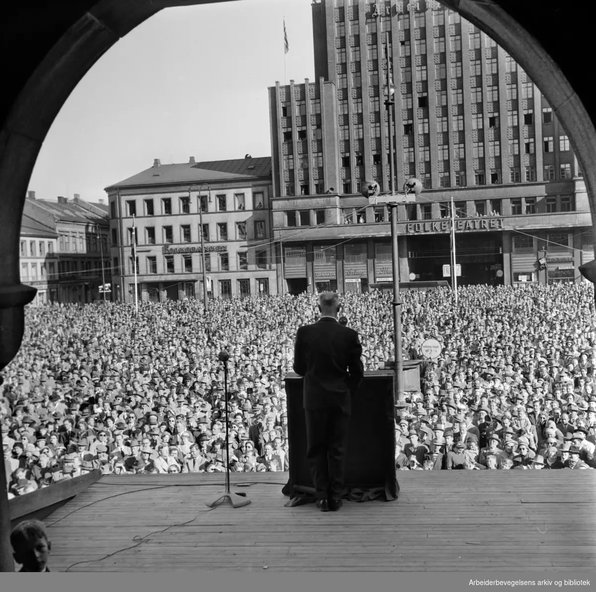 1. mai 1957, Einar Gerhardsen taler på Youngstorget.