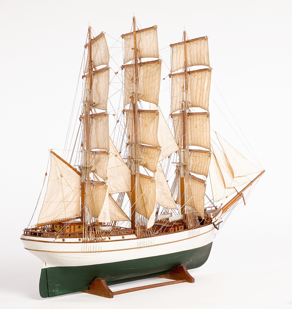 Fartygsmodell av fullriggat skepp. Skanshus m 2 båtar o vita salningar. Rigg av simpelcort samt 23 handsydda segel.