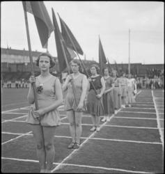 1. Mai 1932 på Dælenenga i Oslo. Kvinnelige idrettsutøvere d