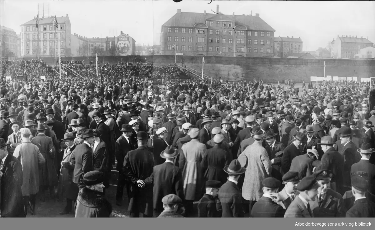 1. Mai 1924 på Dælenenga idrettsplass. Montasje av to fotografier.