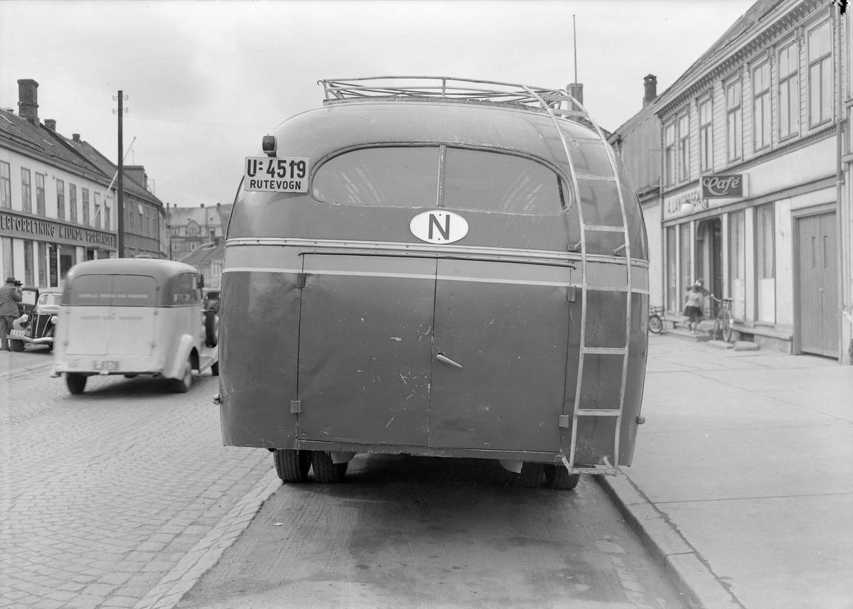 Busser fotografert bakfra i Dronningens gate