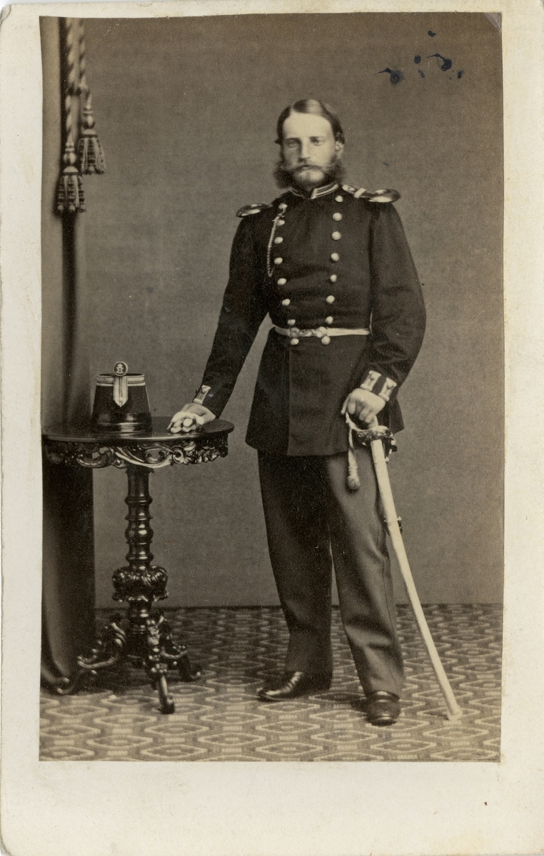 Porträtt av Otto Fredrik Henrik von Bahr, officer vid Upplands regemente I 8.

Se även bild AMA.0021809.