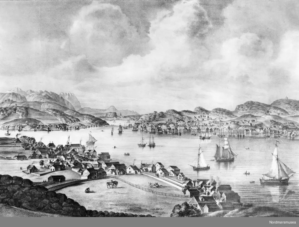 Litografi fra Kristiansund, her sett fra Nordlandet. Datering er trolig midten av 1850-årene. Litograf er J. W. Voos
