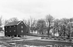 Borregård hovedgård i Sarpsborg, 1931. Stabbur og park.