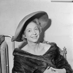 Wenche Foss med stor hatt.