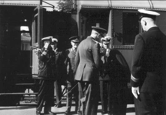 Kungabesök år 1962. Gustaf VI Adolf vid ankomsten till Karlsborg.