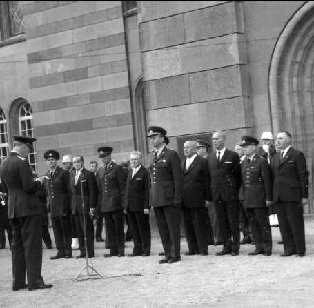 Kungabesök i Karlsborg år 1962. Gustaf VI Adolf, Arne Pohl, Nils Lindgren, öv Bratt, Nils Johansson, R Leijon m.fl. På kyrkplan.