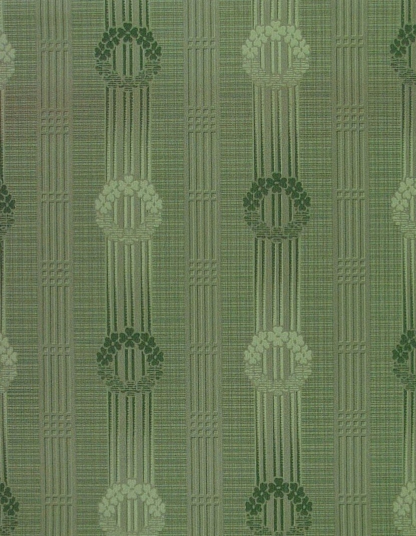 Vertikalt randmönster med geometriska ornament och stiliserade kransar i diagonalupprepning. Tryck i två gröna nyanser på ett grönt genomfärgat papper.






Tillägg historik:
Tapet upphittad på vinden på Brunsta gård i Bettna. Gården är från 1850-talet.