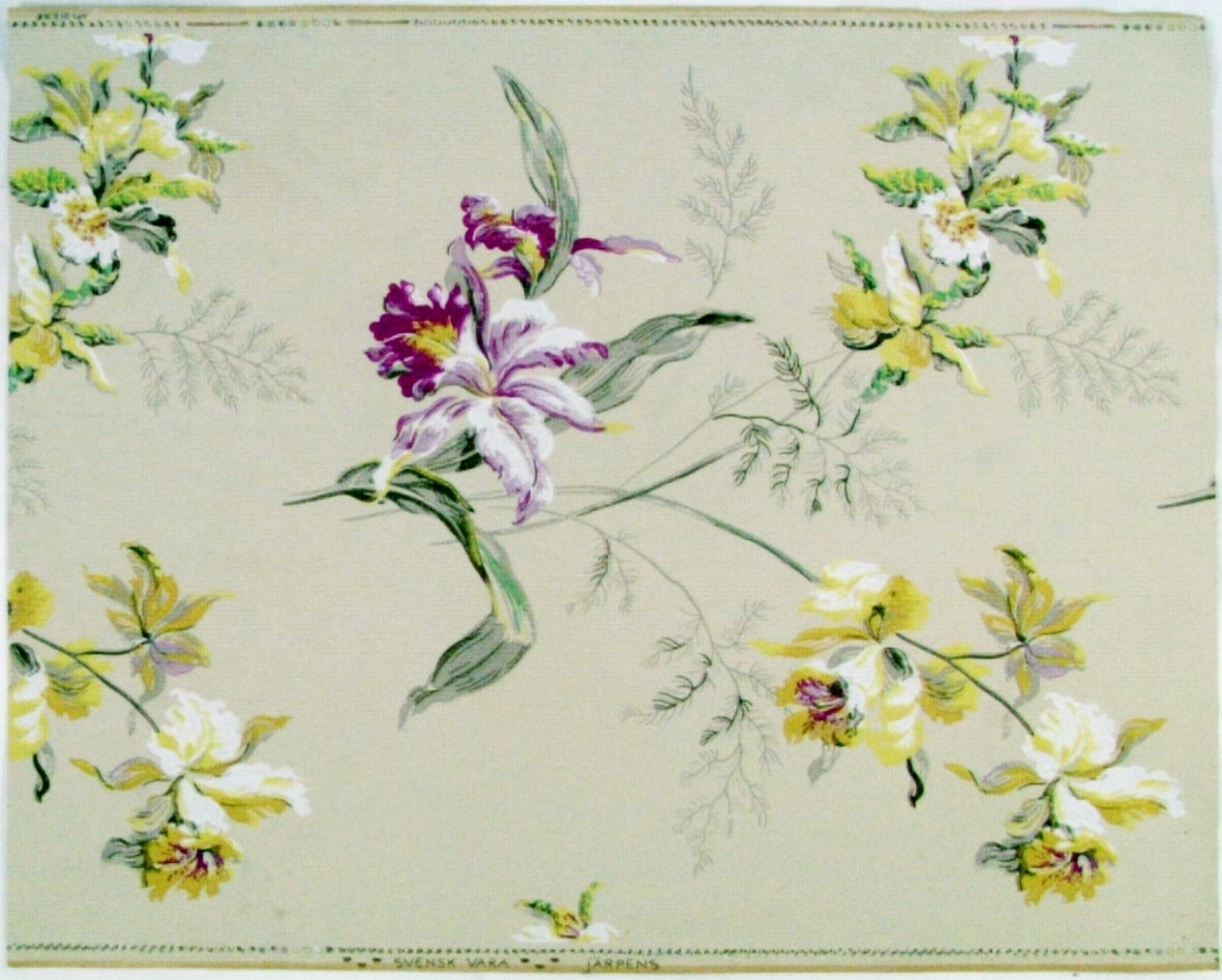 Stort blommönster i vitt, gult och ceris samt i flera beigegrå nyanser på en cremefärgad bakgrund.