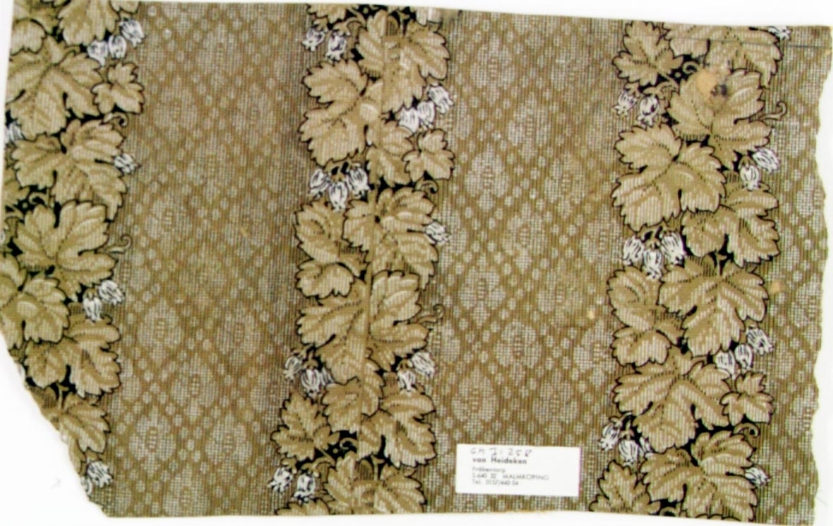 Lodräta bladslingor över ett textilimiterande mönster. Tryck i brunt, svart och vitt.