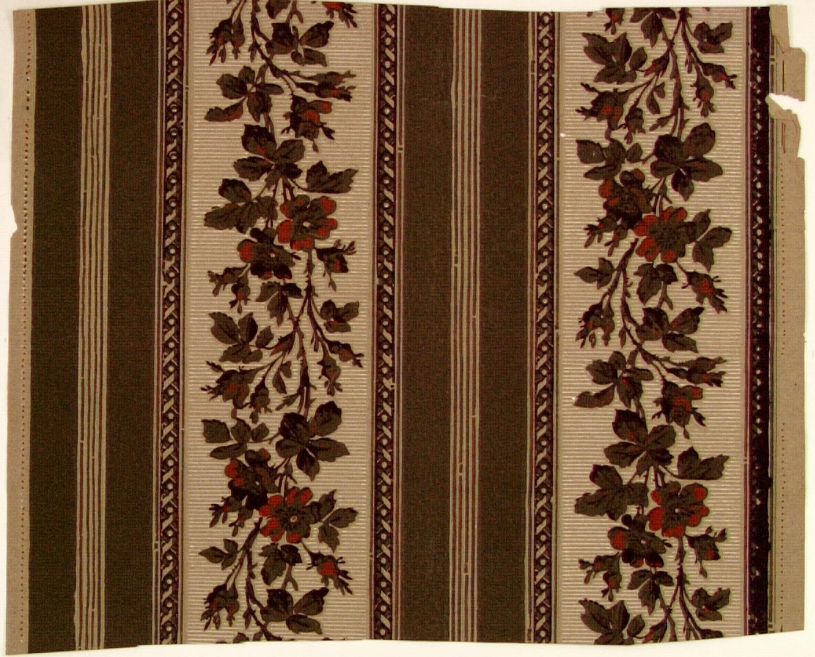 Ett enkelt randmönster omväxlande med partier med en lodrätt rosenranka. Tryck i rött, olivgrönt, cremegult och svart på ett beige genomfärgat papper.