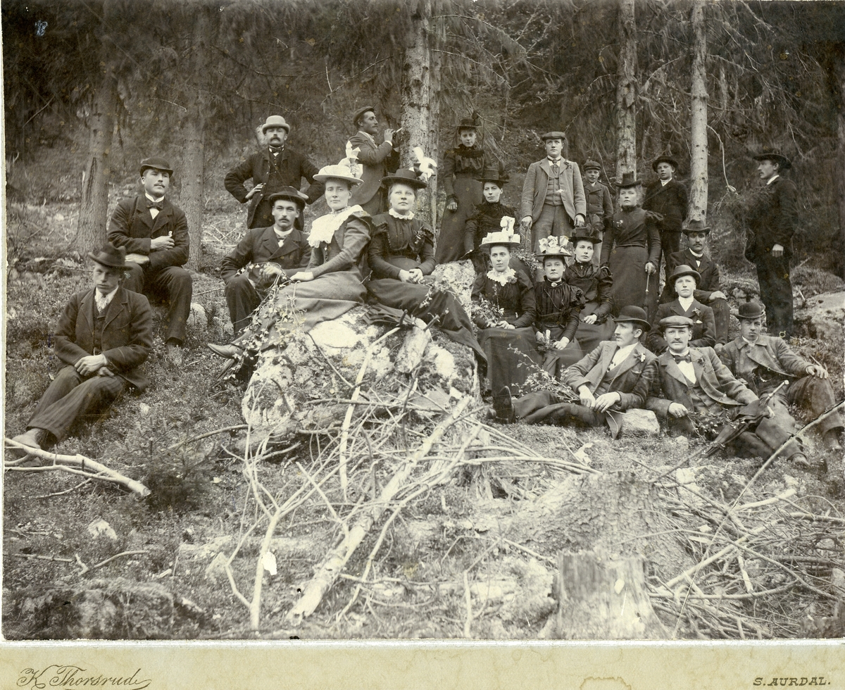Gruppebilde av kvinner og menn. Foto er tatt i skogen.