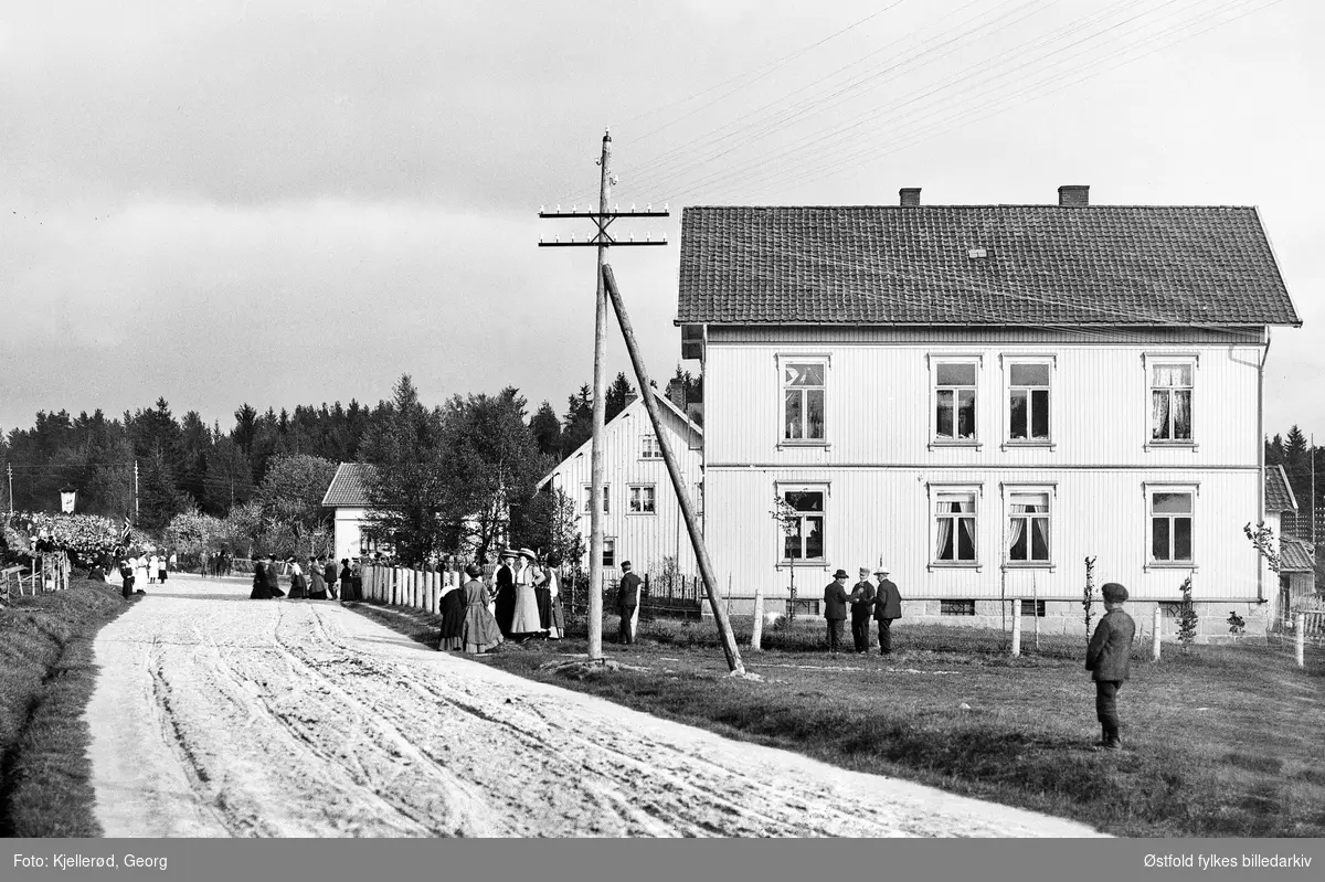 17. mai tog på Karlshus i Råde, til høyre Sparebankens lokaler. Karlshusbakken. 
I bakgrunnen Fattiggården. Bankbygningen ble revet på slutten av 1950-tallet.