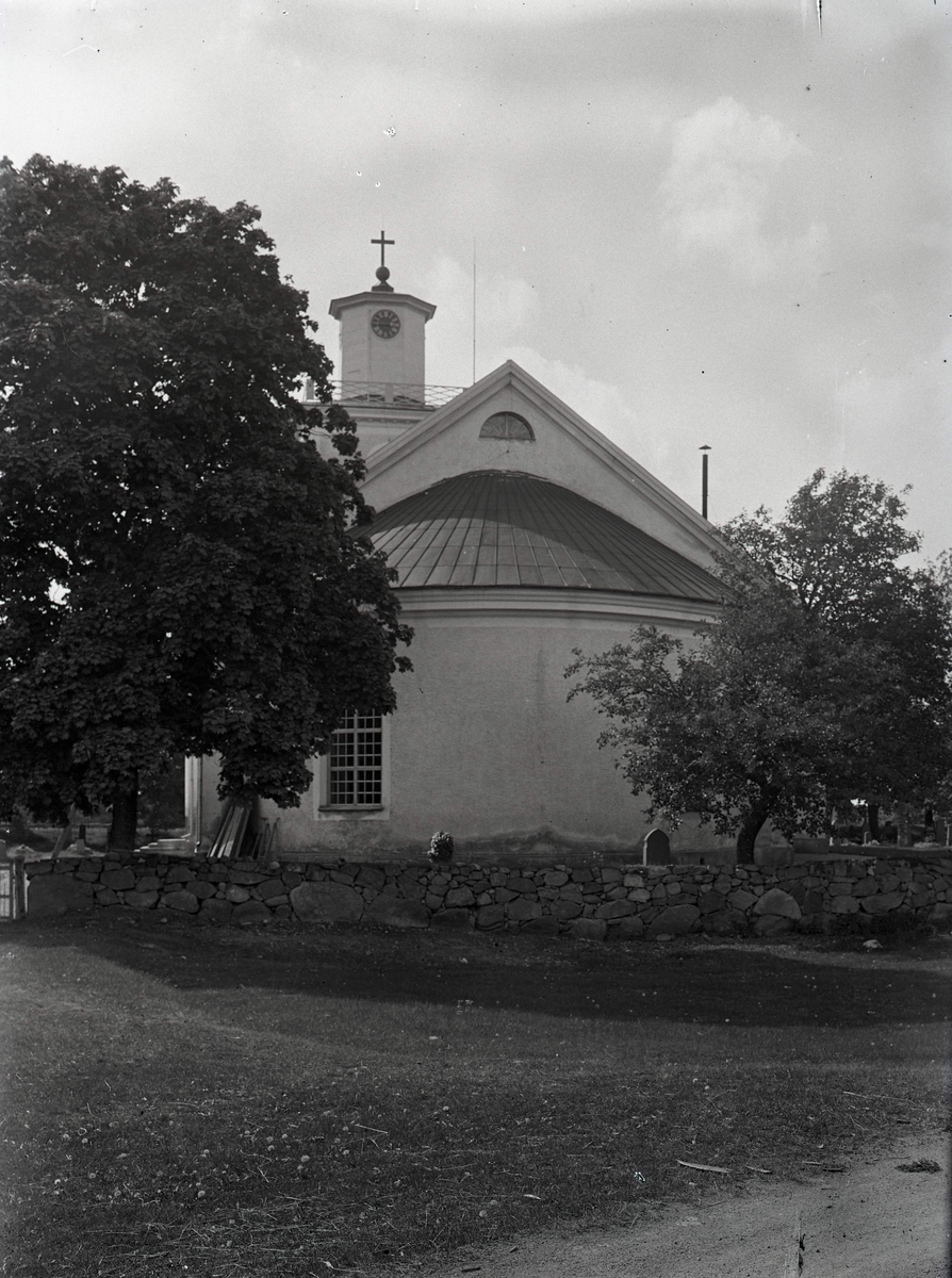 Bäckebo kyrka i nyklassicistisk stil.