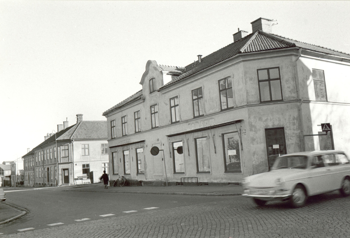 Bragegatan 7 (närmast) och 3 (längst bort), från söder. Husen rivna 1970.