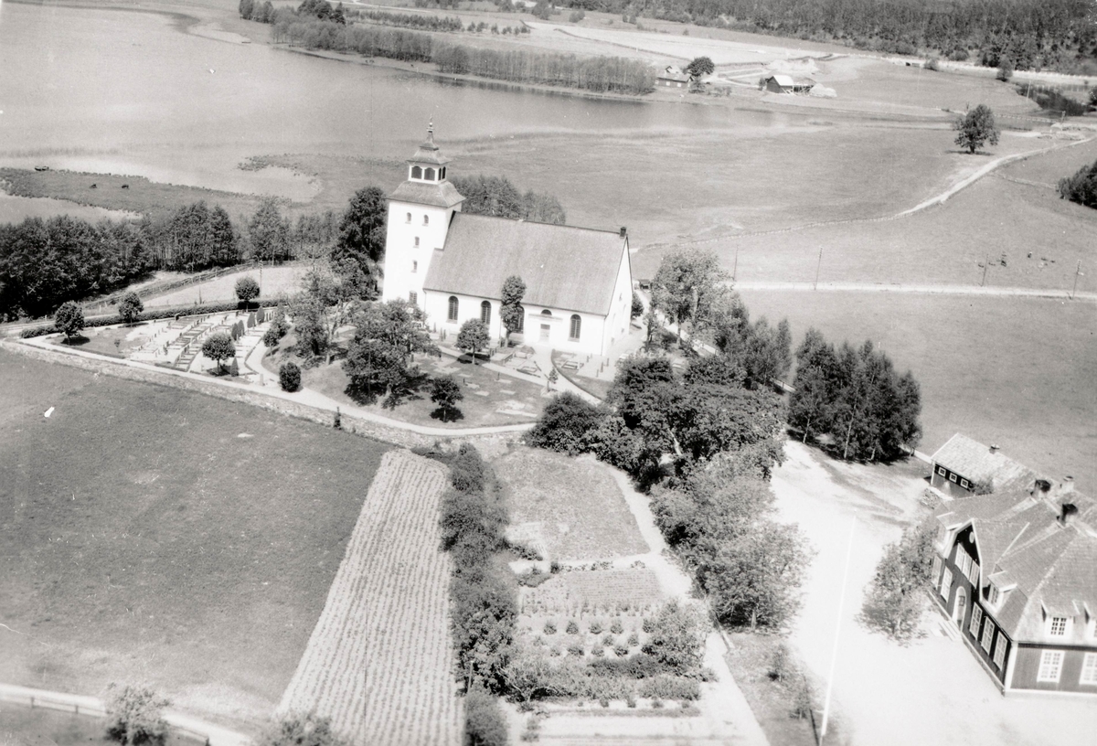 Flygfoto över Järeda kyrka.