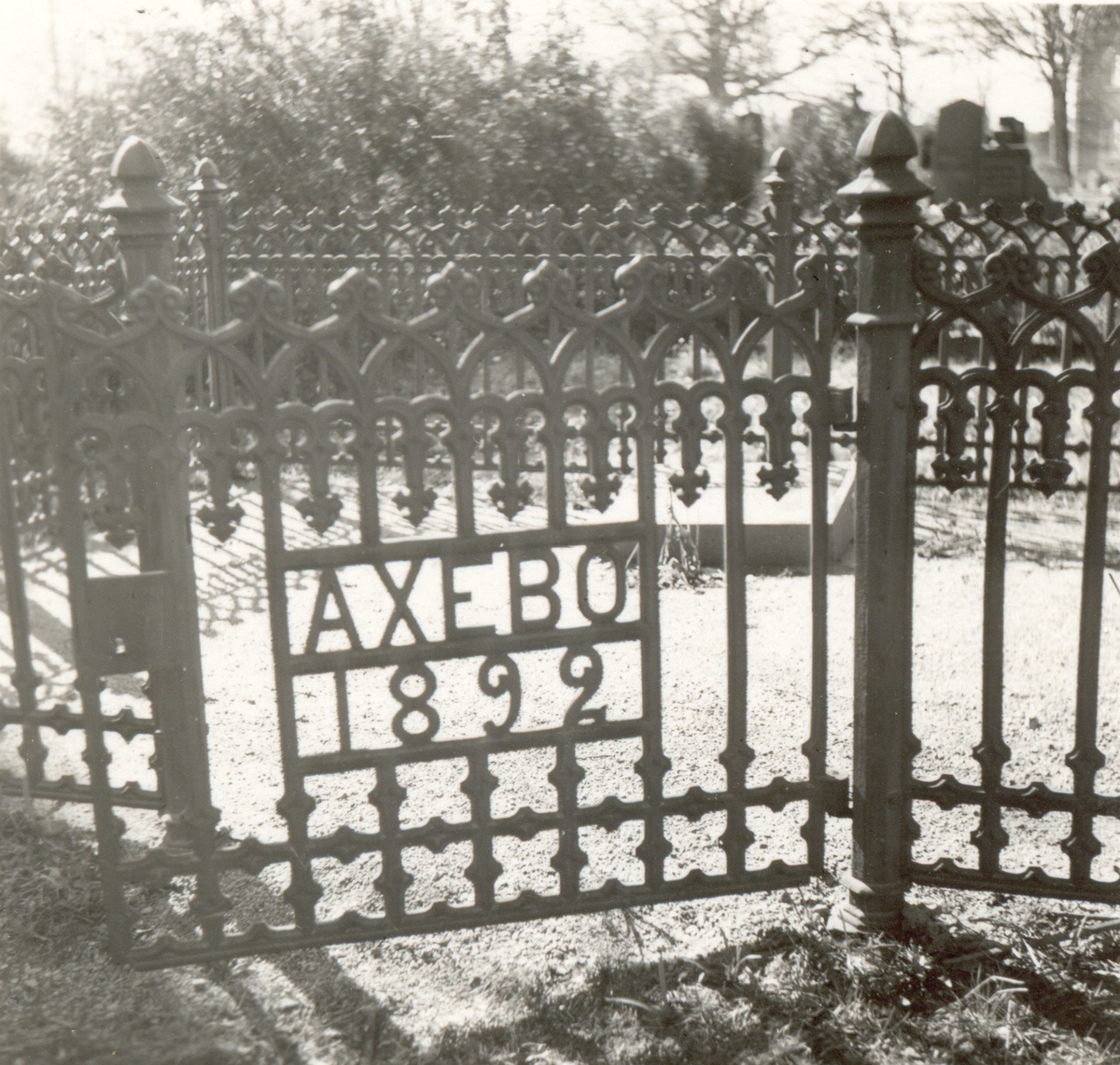 En grind till en familjegrav. Text på grinden: "Axebo 1892".
