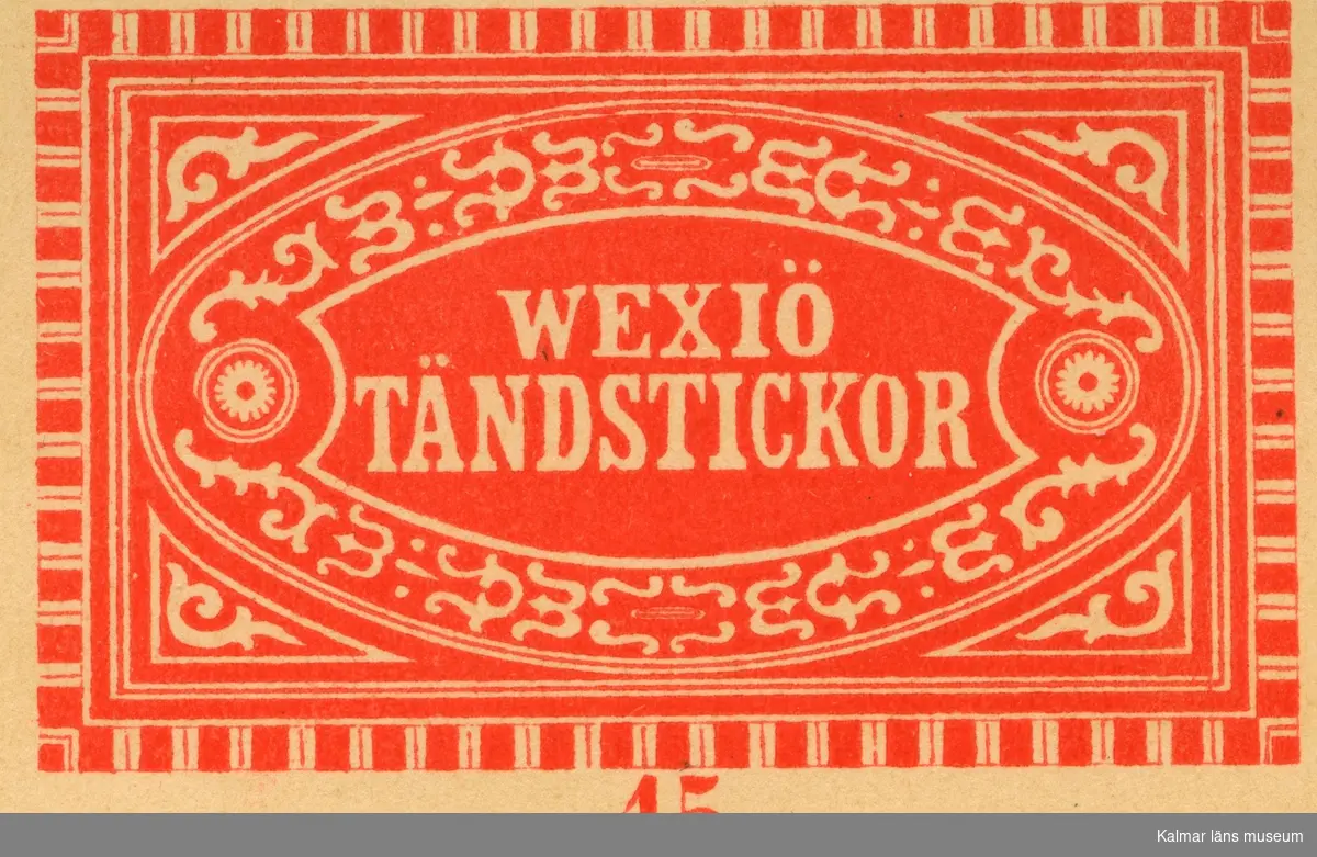 Tändsticksetikett  från Växjö tändsticksfabrik, "Wexiö Tändstickor" 

Wäxiö tändsticksfabrik anlades 1868. Initiativtagare var handlanden Carl Schander som inspirerats av bröderna Lundström i Jönköping och tillsammans med bokhandlaren CG Södergren startade de Wäxiö tändsticksfabrik. Fabriken var belägen i området något väster om stadskärnan. Fabriken bestod av huvudbyggnad uppförd i parmsten jämte några flygelbyggnader och lagerhus i trä. Några år efter starten fanns ett åttiotal anställda varav hälften kvinnor. År 1875 hade man uppnått  nära 150 anställda och årsproduktionen uppgick till ett värde av cirka 200.000 kronor.

 

Flera ägare, uppgång och nergång

Södergren lämnade fabriken efter några år och Schander stod kvar som ensamägare till 1887 då han sålde till Swedish Match Company i London. Som disponent ledde Schander tändsticksfabriken till 1891 då Knut Johansson tillträdde. 1913 tog Förenade Tändsticksfabriker  med Ivar Kreuger över fabriken och verksamheten expanderade kraftigt. Fabriken byggdes till och försågs med maskinell utrustning samtidigt som produktionen ökade och antalet anställda var 1920 uppe i 400 och med ett tillverkningsvärde av 3.603.000 kronor.

Huvudsakligen exporterades tändstickorna till Amerika och Indien men sen gick det raskt utför. 1921 med depression och osäkerhet i världen fanns det bara plats för 290 anställda och inte fulla veckor. Timlönen hade efter hand sjunkit från 1:30 till 73 öre med 10% tillägg för de som arbetar tre dagar i veckan eller mindre.

En arbetares årsinkomst beräknas då ligga mellan 1060 - 1213 kronor. Fackföreningen begärde också hos stadsfullmäktige att arbetarna skulle befrias från skatt. Sedan 1917 ägs nu fabriken av Svenska Tändsticksaktiebolaget, det största företaget i världen inom sitt område.

 

Fabriken utplånad av brand

Den 30 maj 1922 inträffade en brand som fullständigt lade fabriken i ruiner och som också hotade den övriga bebyggelsen runt omkring. En nattvakt upptäckte branden vid 22-tiden i några sticktorkskåp och försökte förgäves släcka själv. Brandkåren tillkallades men eldsvådan fick snabbt fäste och redan efter en kvart var sju av fabrikens träbyggnader övertända. Vid 1-tiden på natten var man herre över elden och de omkringliggande fastigheterna räddade. Tändstickstrusten beslöt efter branden att fabriken inte skulle återuppbyggas man hade ju fler fabriker igång. För många anställda följde nu en längre tid av arbetslöshet.

(Uppgifterna hämtade från http://thoresmatches.se/tandsticksfabriker/vaxsjo_tandstiksfabrik.htm)