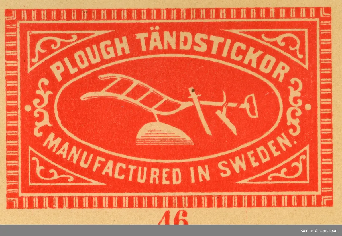 Tändsticksetikett  från Växjö tändsticksfabrik, med en plog avbildad "Plough Tändstickor"" 

Wäxiö tändsticksfabrik anlades 1868. Initiativtagare var handlanden Carl Schander som inspirerats av bröderna Lundström i Jönköping och tillsammans med bokhandlaren CG Södergren startade de Wäxiö tändsticksfabrik. Fabriken var belägen i området något väster om stadskärnan. Fabriken bestod av huvudbyggnad uppförd i parmsten jämte några flygelbyggnader och lagerhus i trä. Några år efter starten fanns ett åttiotal anställda varav hälften kvinnor. År 1875 hade man uppnått  nära 150 anställda och årsproduktionen uppgick till ett värde av cirka 200.000 kronor.

 

Flera ägare, uppgång och nergång

Södergren lämnade fabriken efter några år och Schander stod kvar som ensamägare till 1887 då han sålde till Swedish Match Company i London. Som disponent ledde Schander tändsticksfabriken till 1891 då Knut Johansson tillträdde. 1913 tog Förenade Tändsticksfabriker  med Ivar Kreuger över fabriken och verksamheten expanderade kraftigt. Fabriken byggdes till och försågs med maskinell utrustning samtidigt som produktionen ökade och antalet anställda var 1920 uppe i 400 och med ett tillverkningsvärde av 3.603.000 kronor.

Huvudsakligen exporterades tändstickorna till Amerika och Indien men sen gick det raskt utför. 1921 med depression och osäkerhet i världen fanns det bara plats för 290 anställda och inte fulla veckor. Timlönen hade efter hand sjunkit från 1:30 till 73 öre med 10% tillägg för de som arbetar tre dagar i veckan eller mindre.

En arbetares årsinkomst beräknas då ligga mellan 1060 - 1213 kronor. Fackföreningen begärde också hos stadsfullmäktige att arbetarna skulle befrias från skatt. Sedan 1917 ägs nu fabriken av Svenska Tändsticksaktiebolaget, det största företaget i världen inom sitt område.

 

Fabriken utplånad av brand

Den 30 maj 1922 inträffade en brand som fullständigt lade fabriken i ruiner och som också hotade den övriga bebyggelsen runt omkring. En nattvakt upptäckte branden vid 22-tiden i några sticktorkskåp och försökte förgäves släcka själv. Brandkåren tillkallades men eldsvådan fick snabbt fäste och redan efter en kvart var sju av fabrikens träbyggnader övertända. Vid 1-tiden på natten var man herre över elden och de omkringliggande fastigheterna räddade. Tändstickstrusten beslöt efter branden att fabriken inte skulle återuppbyggas man hade ju fler fabriker igång. För många anställda följde nu en längre tid av arbetslöshet.

(Uppgifterna hämtade från http://thoresmatches.se/tandsticksfabriker/vaxsjo_tandstiksfabrik.htm)
