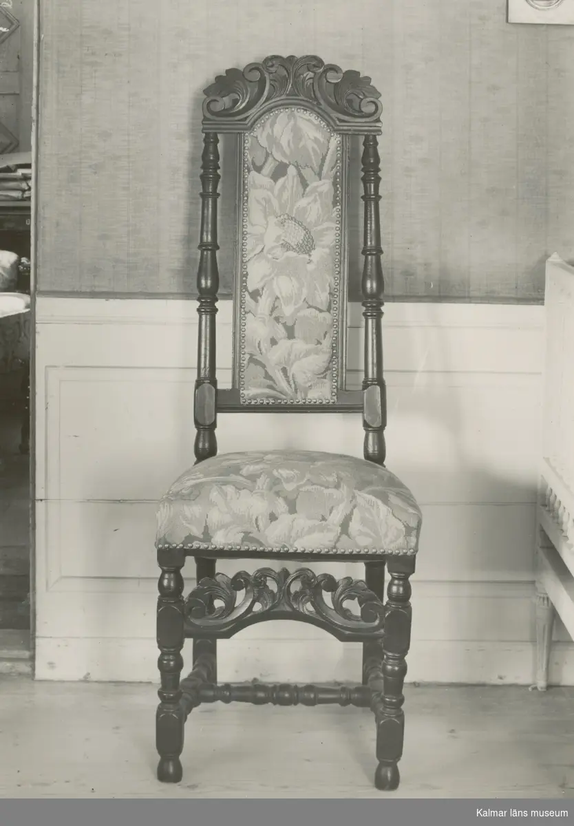 En stol från Forsby herrgård.