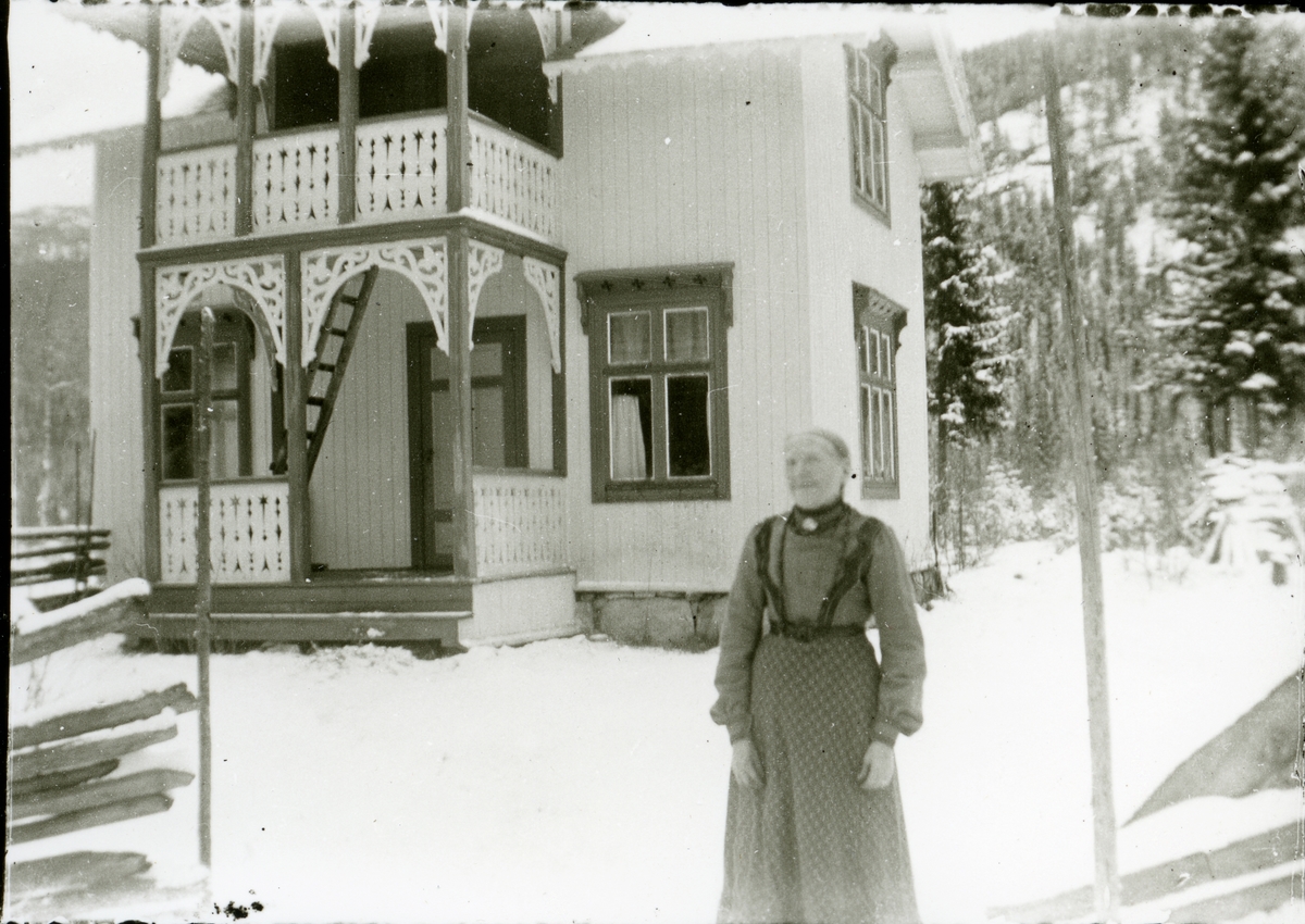 Dorte Øyhus framfor huset hennar.