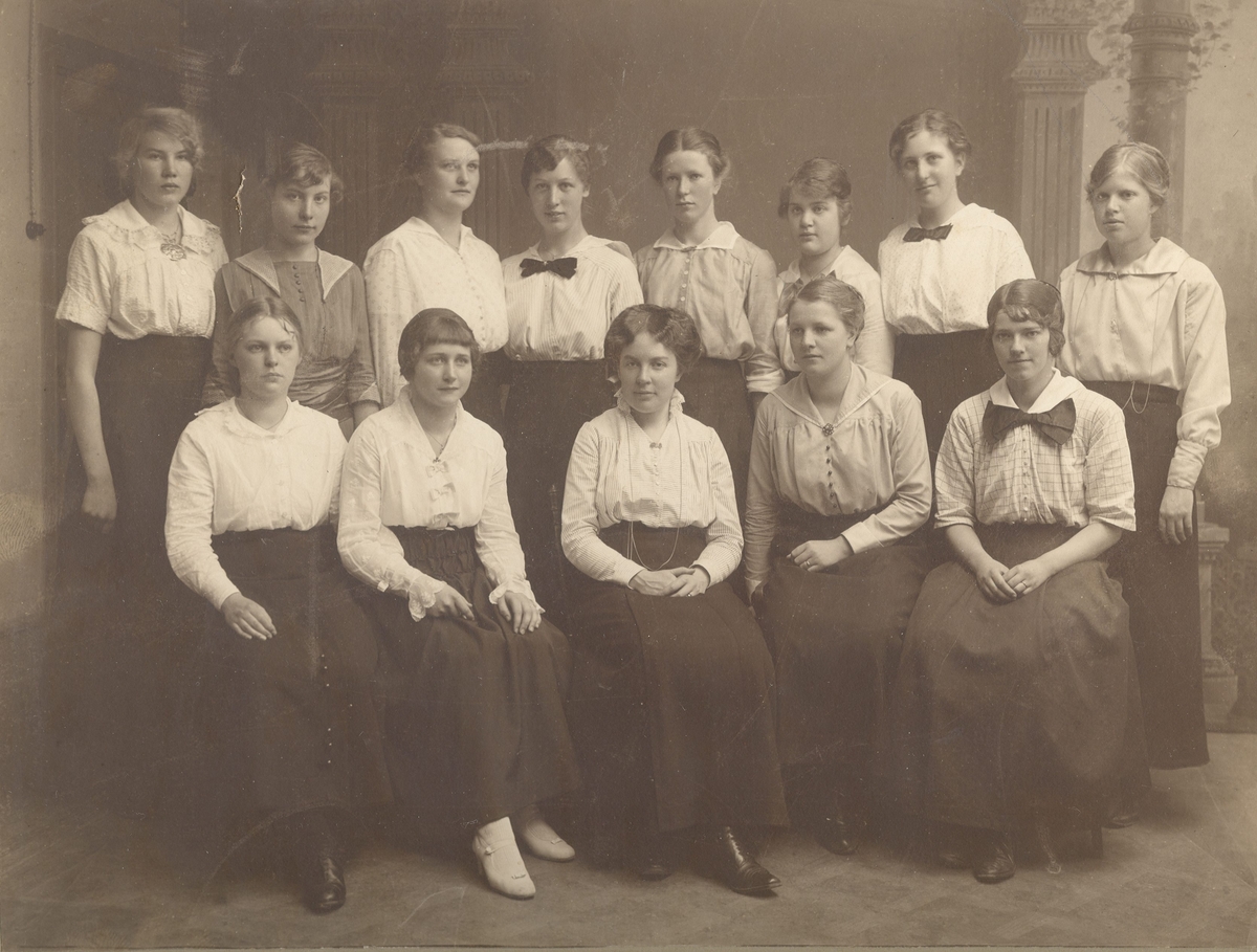 Text på fotots baksida: Frida Hellstedt med klass 8? Läsåret 1915-1916? Från flickskolan vid Linnégatan.