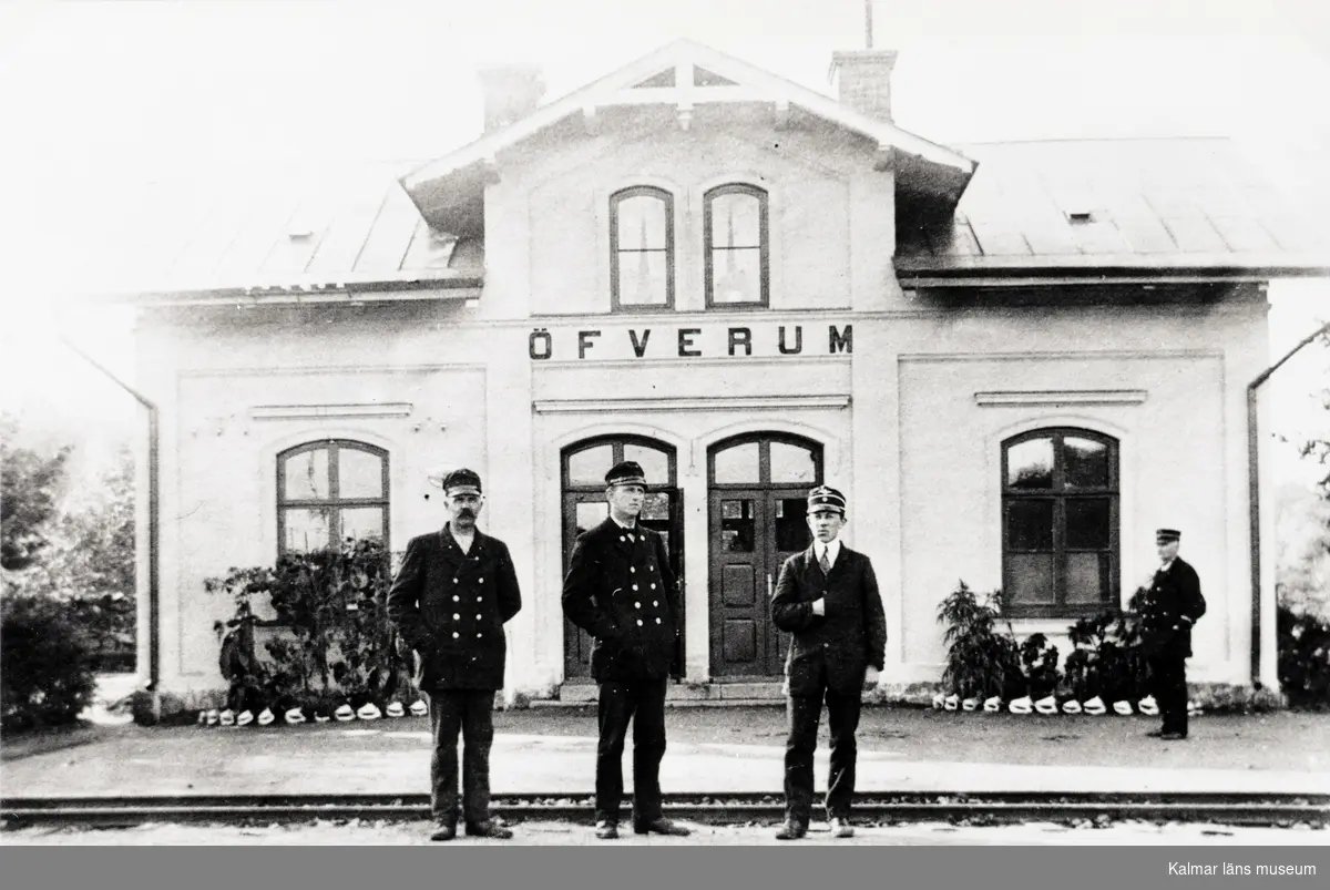 Tjänstemän utanför järnvägsstation i Överum.