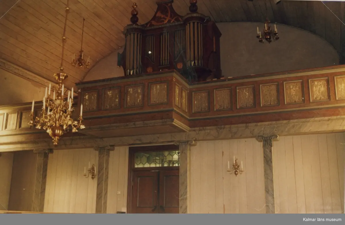 Interiör mot orgelläktaren i Ankarsrums kyrka.