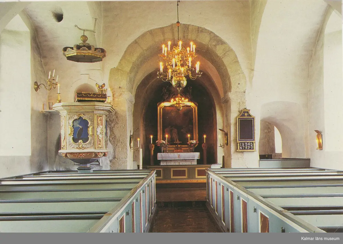 Interiör mot altaret i Hossmo kyrka.
