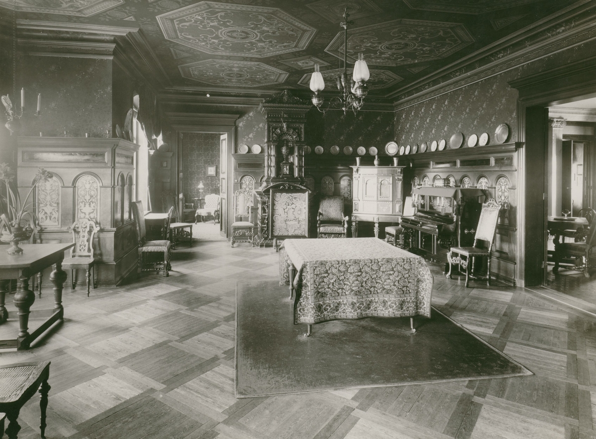 Häradshövding Samuel Arfwidssons  hem. Den som lät bygga villa 1883 var handlaren och vice konsuln John Oskar Roosval.