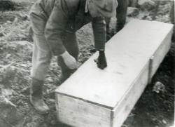 KISTE MED KRIGSFANGE KLAR TIL Å FRAKTES TIL KRIGSKIRKEGÅRDEN