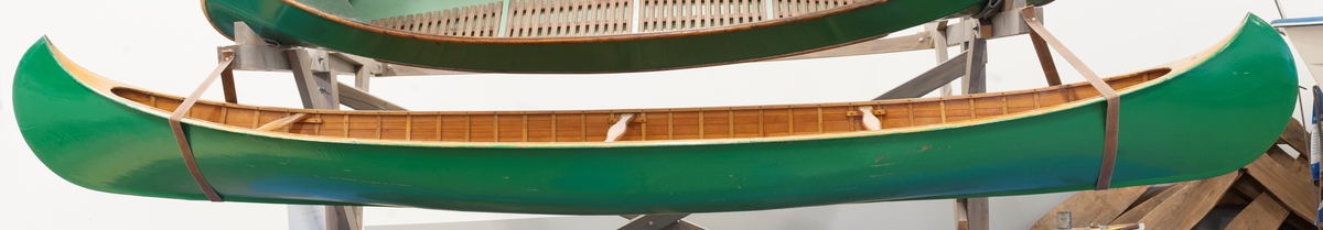 Dukklädd, grönmålad. Inga paddlar medföljde båten. De har under åren använts till annat.
Runt märke av mässing i fören med kanotist omgiven av texten: KANOT GEDDA V. BODARNE