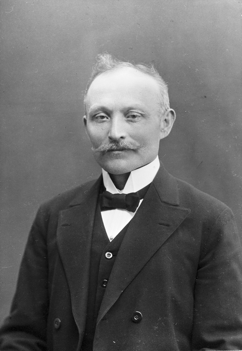 Porträtt. Vallonsmeden och förmannen i smedjan vid Österby Bruk Johan de Faire. Född 14 mars 1868. Död 2 maj 1932.