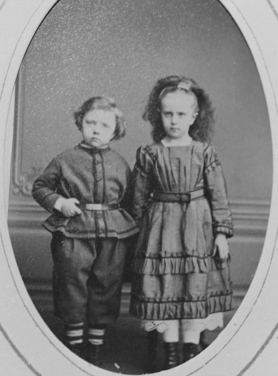 Portrett av søsknene Knut og Anna Johnsen som barn