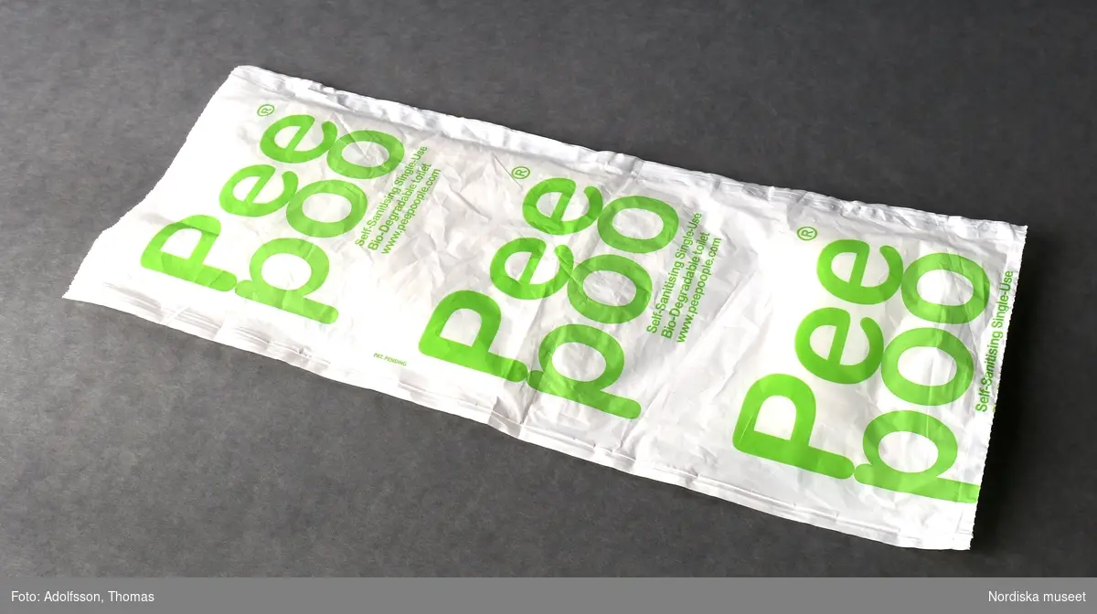 Rektangulär vit plastpåse med öppning i ena kortsidan. På en sida tryck i grönt med text (se nedan). På den vita sidan datummärkning (tillverkningen). Inuti påsen vit innerpåse i plast av större storlek, fäst i botten. I dess botten en förpackning innehållande Urea (för nedbrytning). 

Enligt företagets hemsida är plasten en "non-woven polylactic acid (PLA) biopolymer".
/Leif Wallin 2016-05-11