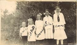 amatørfotografi av fire jenter og ein gut kledd i kvite klær