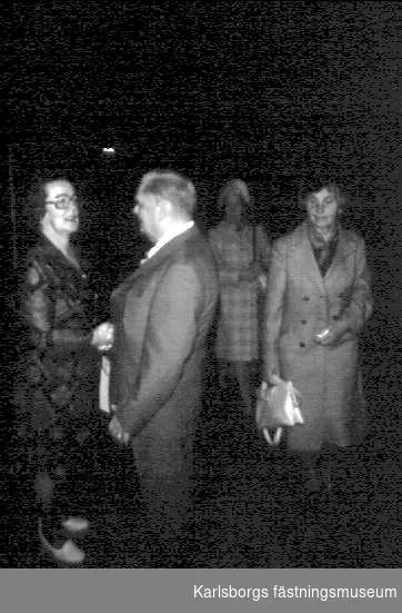 Karlsborgs museum. Utställningen "Vardagstro och offervilja" år 1976.  I förgrunden Anna-Lisa Sjöberg och Gillis Pettersson. Diabild.