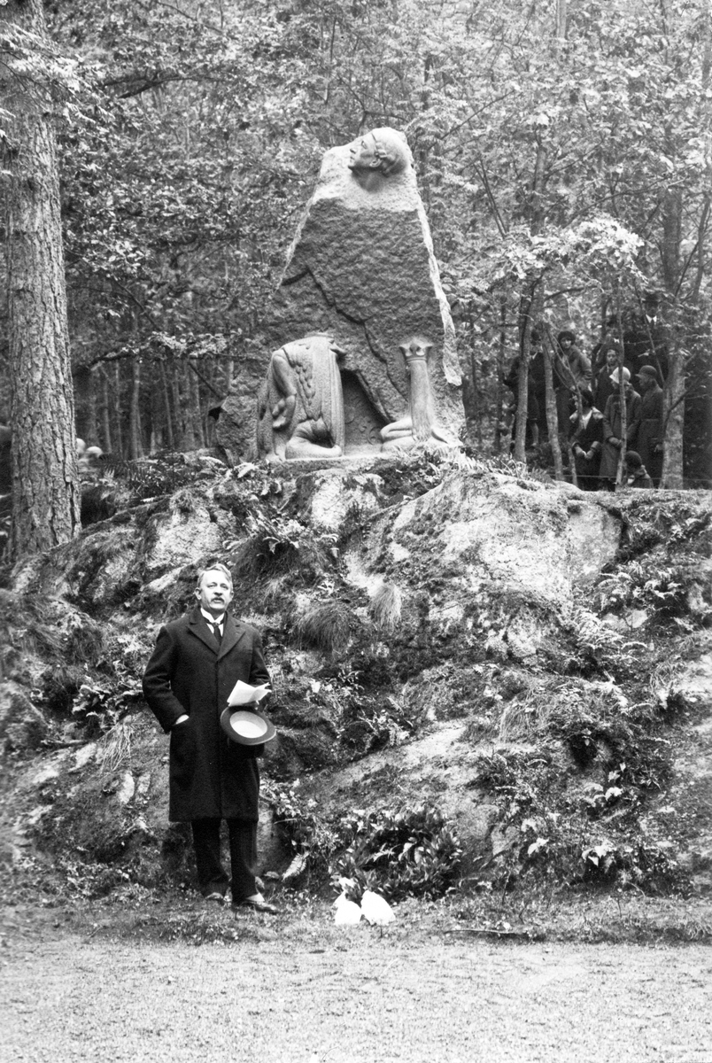 Axel Gauffin hyllar John Bauers minne vid avtäckningen av monumentet i Jönköpings stadspark år 1931, skulpterat i granit av Karl Hultström.