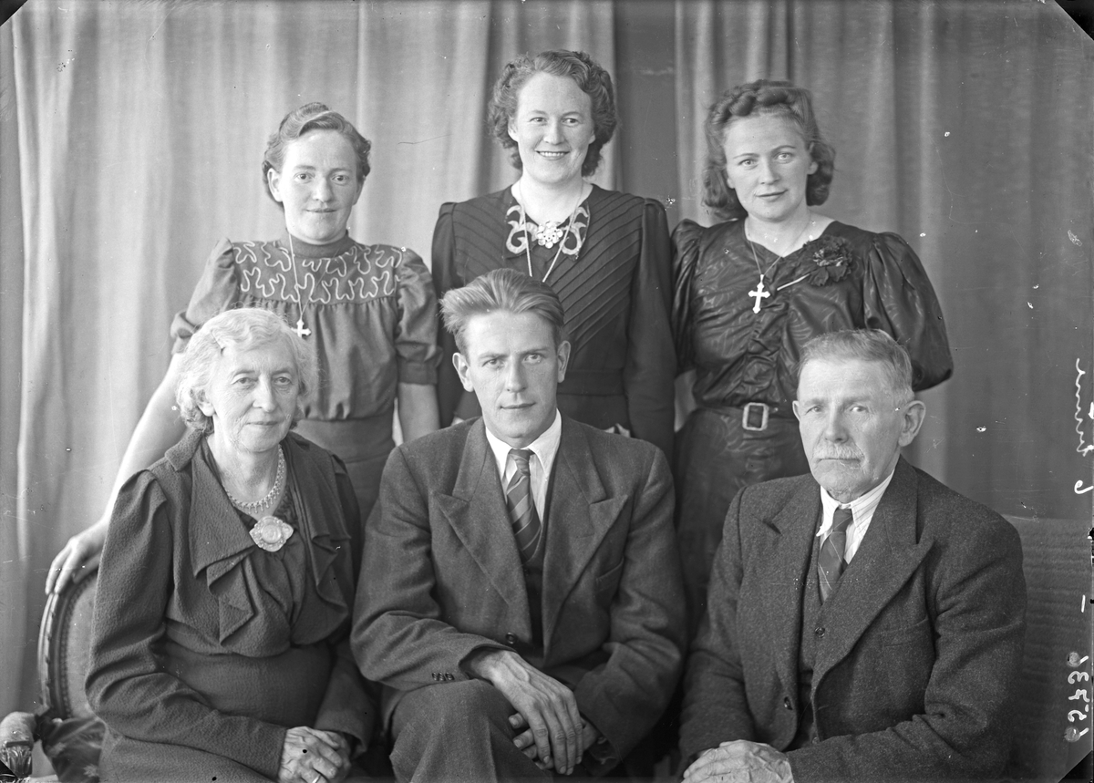 Gruppebilde. Familiegruppe på seks. Tre unge kvinner, en kvinne og to menn. Bestillt av R.Q. Andreassen. Visnes.