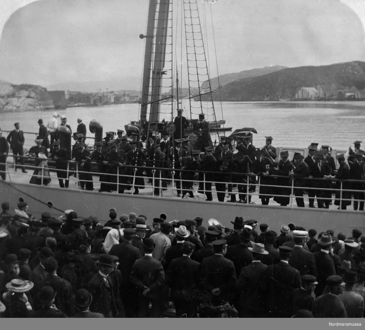 Fra en fotoserie som trolig viser fra mottakelsen av det som er skip med norsk-amerikanske studenters besøk til Kristiansund 11. juli 1906. Fra Nordmøre museums fotosamlinger.