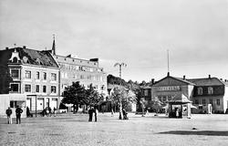 Torget i Sarpsborg i 1950-åra (?). Saugstad- og Bodahlgården