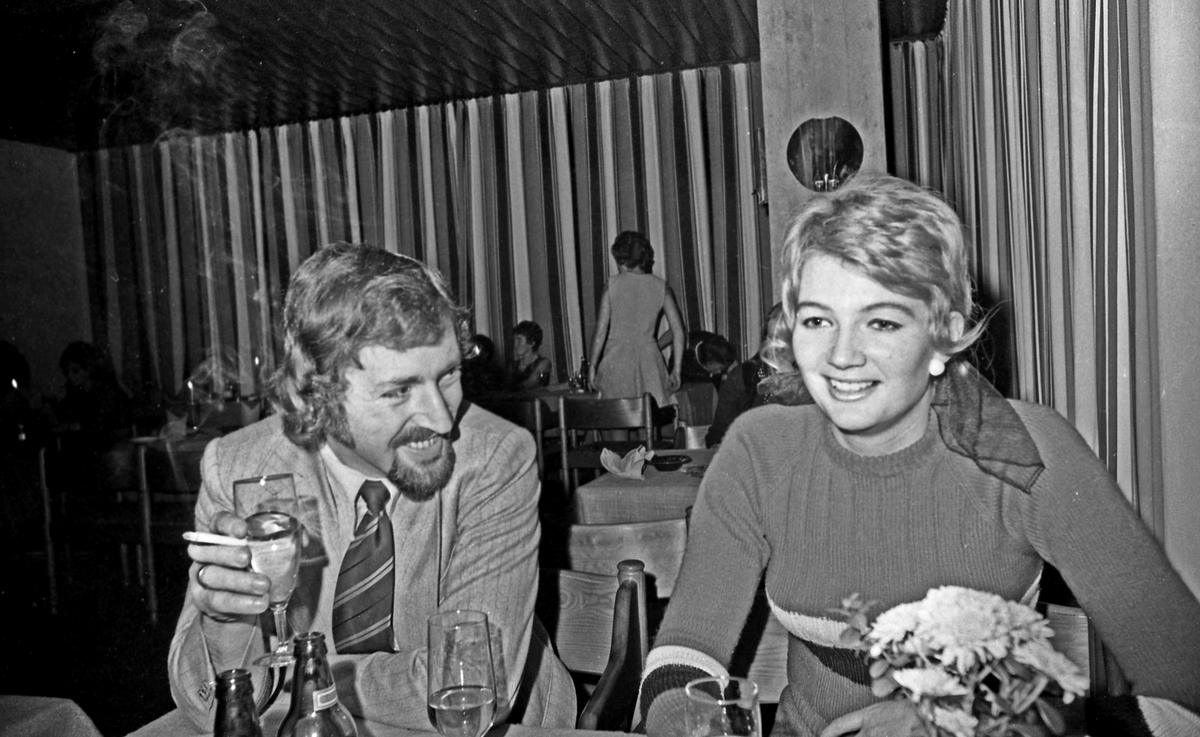 Mange smilende personer foran inngangspartiet på Park Hotel - tidligere Touring Motor Hotell. Kjøkkensjefen viser fram dessertutvalget. Kjøkkensjefen serverer middag for fornøyde gjester.