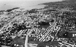 Flyfoto. Foto tatt med sjøfly av Haugesund. Forskjellige mot