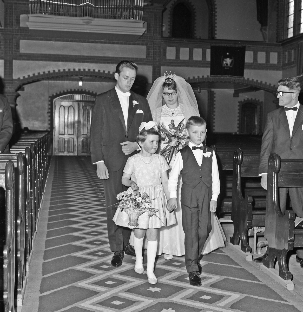 Bryllup brudeparet ankommer kirken, under vielsen og når de forlater kirken - bestiller Magne Hundsnes