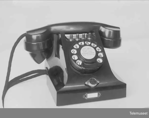 Telefon, bordapparat i bakelitt, med 4 trykknapper og mtlf.liggende, klokke 1000 ohm, for OTA, Elektrisk Bureau.