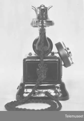 Telefon, bordapparat i stål, høy gaffel, mtlf.liggende, klokke 1000 ohm. 1923. Elektrisk Bureau.