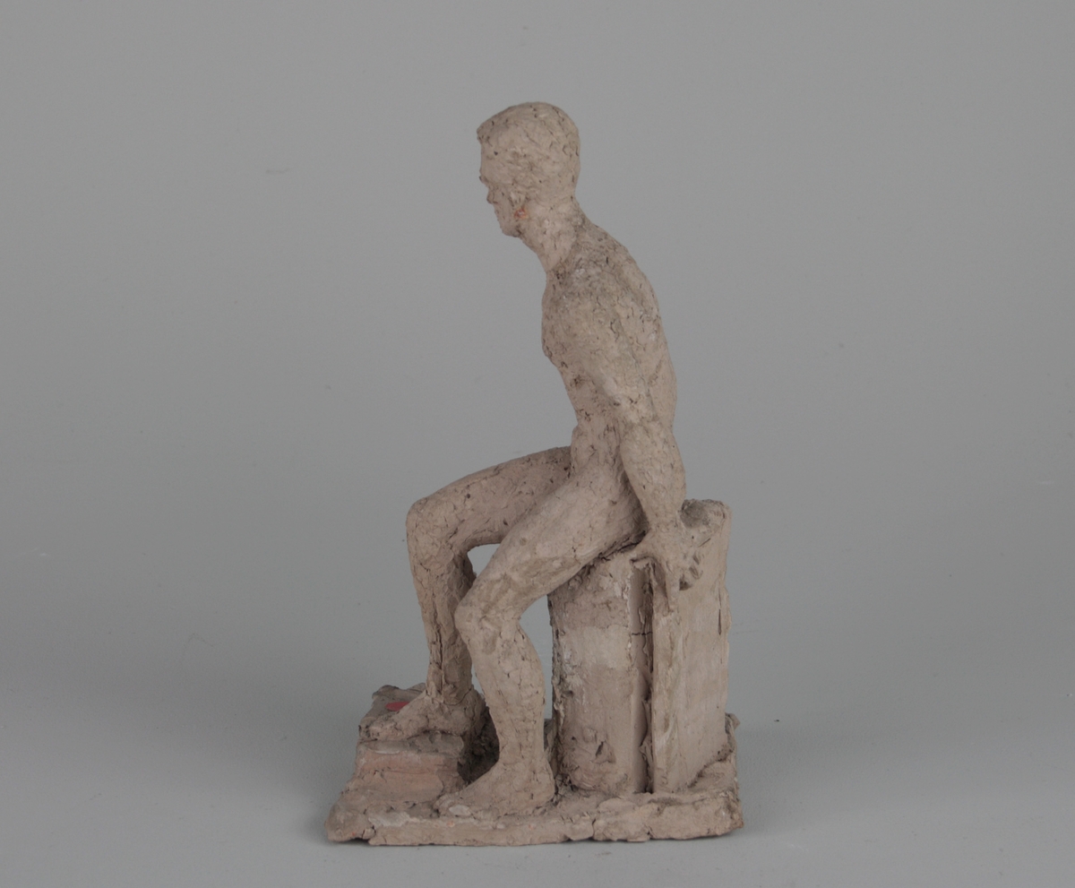 Sittande man [Skulptur]