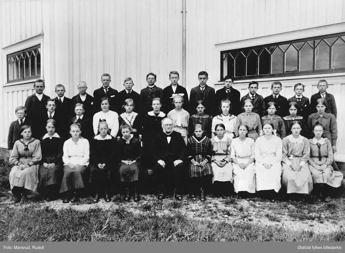 Konfirmanter i Båstad, Trøgstad 1918. En av konfirmantene er Kari Wik, Hobøl. Føerste rekke nummer 4 fra høyre: Eli Krogstad.
Ingen navneliste,