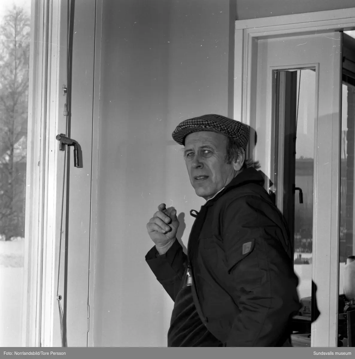 Rudolf Billstedt på Norrlandsfönster. Demonstration/dokumentation av låsanordning eller upphängning för fönster.